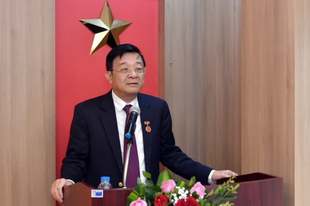 trao huy hieu 30 nam tuoi dang cho dang vien thuoc chi bo hiep hoi ngan hang