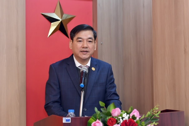 trao huy hieu 30 nam tuoi dang cho dang vien thuoc chi bo hiep hoi ngan hang