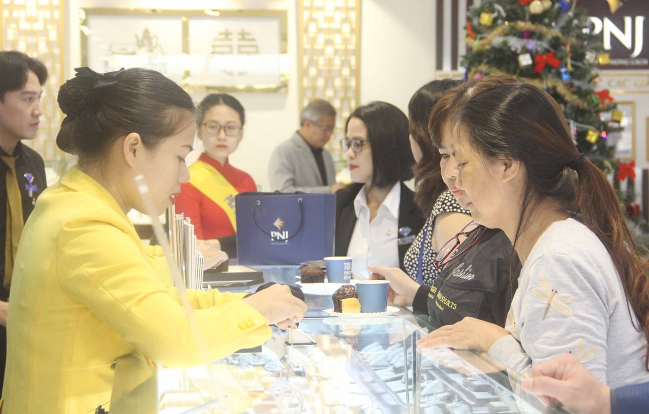 nguoi dan da nang sam meo vang trong ngay via than tai