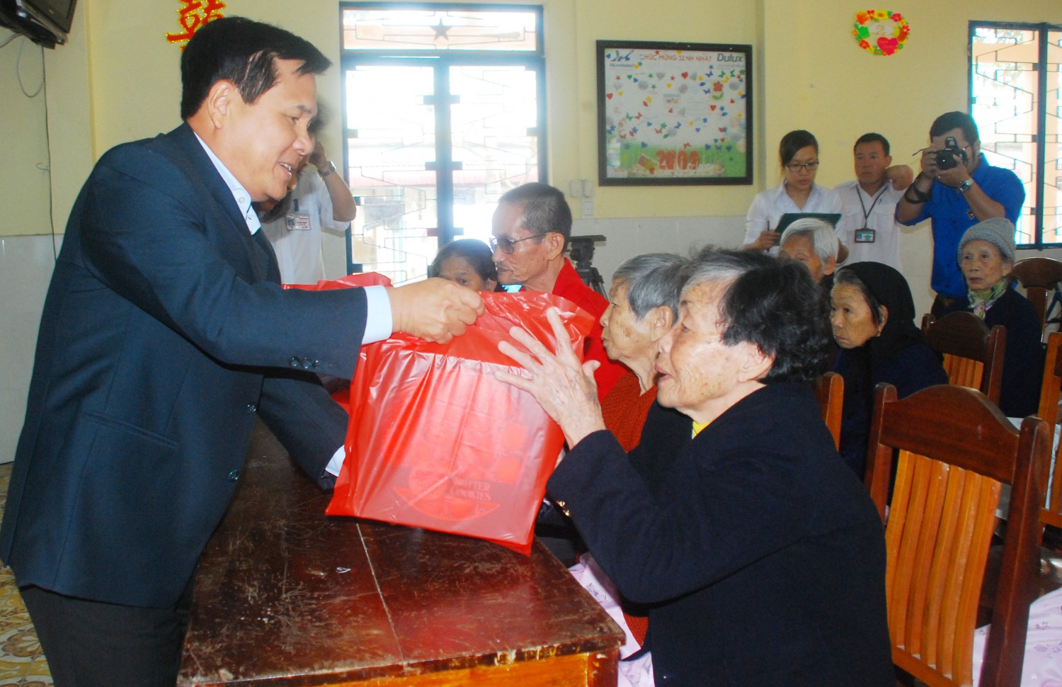 CTCP Xây dựng công trình 545 chung tay lo Tết cho người có công với cách mạng CTCP Xây dựng công trình 545 chung tay lo Tết cho người có công với cách mạng