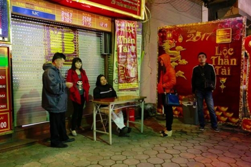 Rồng rắn mua vàng ngày vía Thần tài