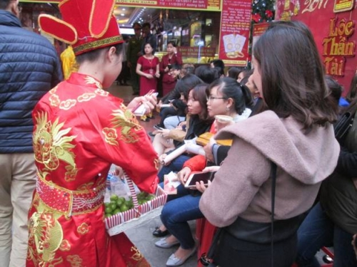 Rồng rắn mua vàng ngày vía Thần tài