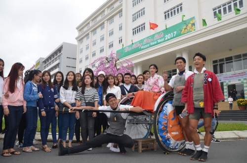 Giao lưu với 3 chàng trai đi vòng quanh thế giới bằng xe kéo Giao lưu với 3 chàng trai đi vòng quanh thế giới bằng xe kéo