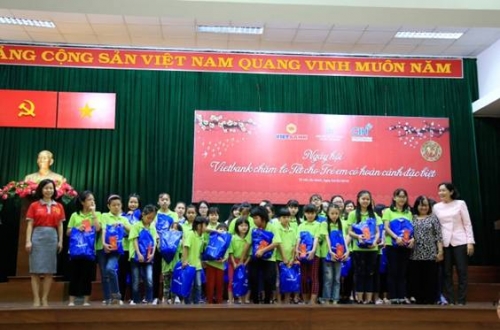 Vietbank cùng bệnh viện CIH chăm lo Tết cho trẻ em có hoàn cảnh đặc biệt