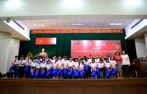 Vietbank cùng bệnh viện CIH chăm lo Tết cho trẻ em có hoàn cảnh đặc biệt