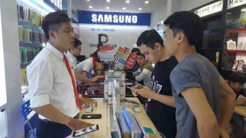 iPhone X gây sốt ngày cận tết, nhiều cửa hàng tăng ca đêm