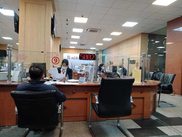 hinh anh giao dich ngan hang thoi dich virus corona