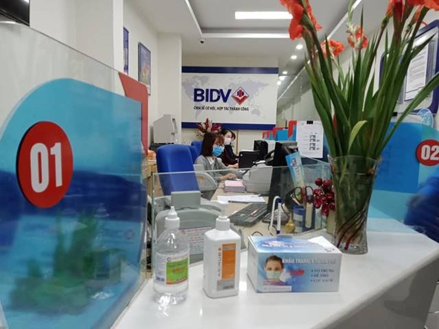 hinh anh giao dich ngan hang thoi dich virus corona