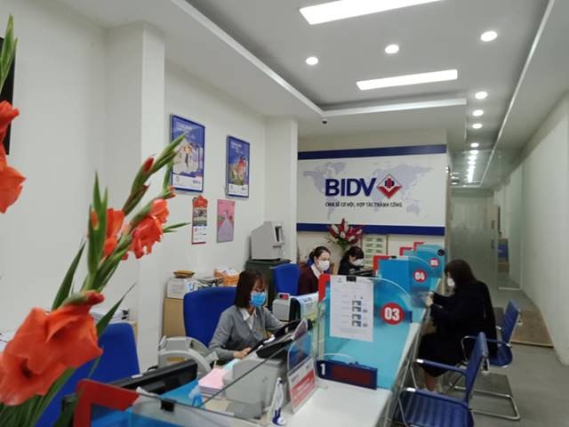 hinh anh giao dich ngan hang thoi dich virus corona