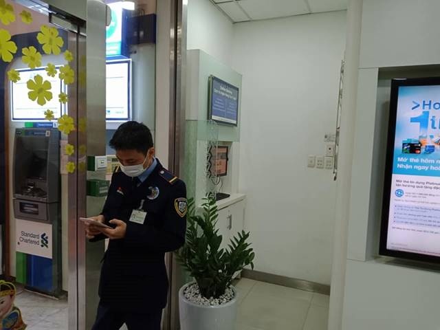 hinh anh giao dich ngan hang thoi dich virus corona