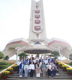 Cán bộ, nhân viên VietinBank  Sông Hàn tổ chức dâng hương tượng đài, nghĩa trang liệt sĩ