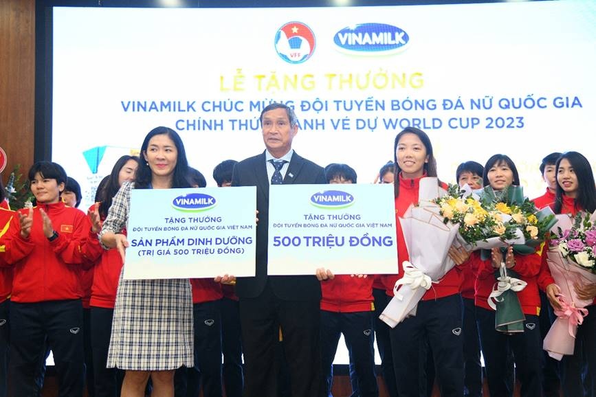 vinamilk trao 500 trieu dong va 2 nam su dung san pham dinh duong cho doi tuyen bong da nu