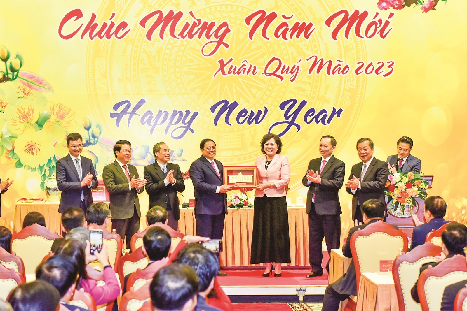 chu dong thich ung linh hoat hanh dong quyet liet hieu qua nhiem vu chinh tri