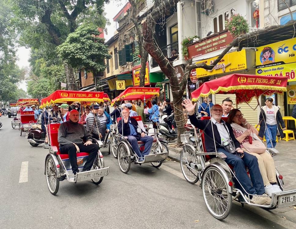 lu hanh saigontourist don doan 3500 khach tau bien