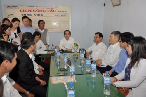 Uỷ viên Bộ Chính trị, Thống đốc NHNN Nguyễn Văn Bình gặp gỡ ngư dân và thăm trẻ khuyết tật tại tỉnh Quảng Ngãi