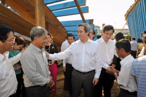 Uỷ viên Bộ Chính trị, Thống đốc NHNN Nguyễn Văn Bình gặp gỡ ngư dân và thăm trẻ khuyết tật tại tỉnh Quảng Ngãi