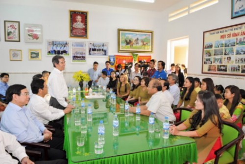 Uỷ viên Bộ Chính trị, Thống đốc NHNN Nguyễn Văn Bình gặp gỡ ngư dân và thăm trẻ khuyết tật tại tỉnh Quảng Ngãi