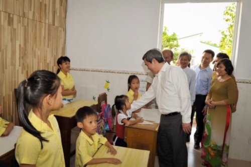 Uỷ viên Bộ Chính trị, Thống đốc NHNN Nguyễn Văn Bình gặp gỡ ngư dân và thăm trẻ khuyết tật tại tỉnh Quảng Ngãi