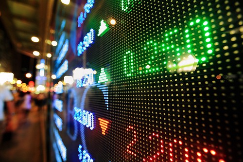 Gom cổ phiếu trước mùa đại hội