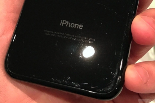Từ đắt không thể mua nổi, iPhone 7 đen bóng giờ thành rẻ nhất không ai mua