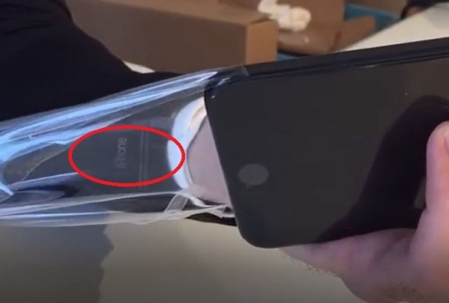 Từ đắt không thể mua nổi, iPhone 7 đen bóng giờ thành rẻ nhất không ai mua