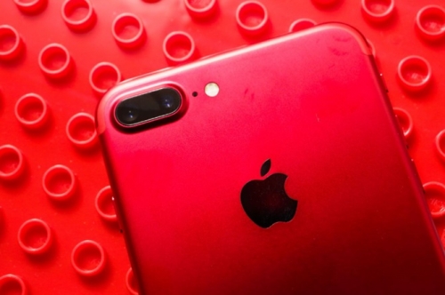 Mở hộp iPhone 7 Plus phiên bản màu đỏ vừa công bố