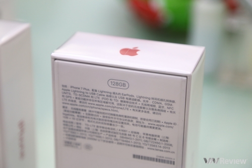 Trên tay iPhone 7 Plus màu đỏ đầu tiên tại Hà Nội, giá trên 24 triệu đồng Trên tay iPhone 7 Plus màu đỏ đầu tiên tại Hà Nội, giá trên 24 triệu đồng