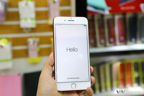 Trên tay iPhone 7 Plus màu đỏ đầu tiên tại Hà Nội, giá trên 24 triệu đồng Trên tay iPhone 7 Plus màu đỏ đầu tiên tại Hà Nội, giá trên 24 triệu đồng