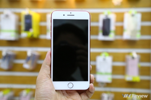 Trên tay iPhone 7 Plus màu đỏ đầu tiên tại Hà Nội, giá trên 24 triệu đồng Trên tay iPhone 7 Plus màu đỏ đầu tiên tại Hà Nội, giá trên 24 triệu đồng