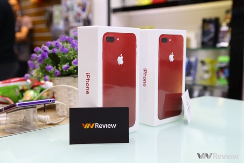 Trên tay iPhone 7 Plus màu đỏ đầu tiên tại Hà Nội, giá trên 24 triệu đồng Trên tay iPhone 7 Plus màu đỏ đầu tiên tại Hà Nội, giá trên 24 triệu đồng