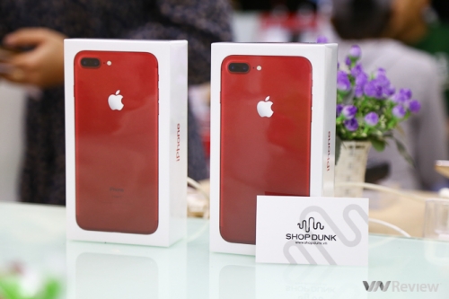 Trên tay iPhone 7 Plus màu đỏ đầu tiên tại Hà Nội, giá trên 24 triệu đồng Trên tay iPhone 7 Plus màu đỏ đầu tiên tại Hà Nội, giá trên 24 triệu đồng