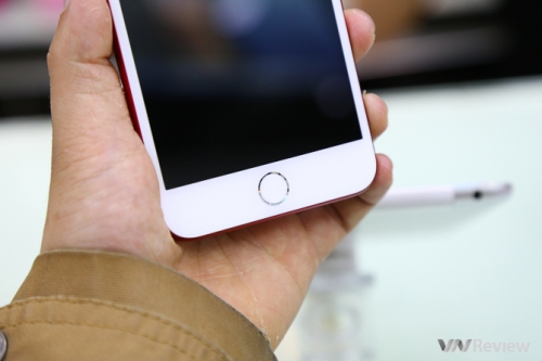 Trên tay iPhone 7 Plus màu đỏ đầu tiên tại Hà Nội, giá trên 24 triệu đồng Trên tay iPhone 7 Plus màu đỏ đầu tiên tại Hà Nội, giá trên 24 triệu đồng
