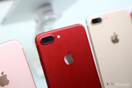 Trên tay iPhone 7 Plus màu đỏ đầu tiên tại Hà Nội, giá trên 24 triệu đồng Trên tay iPhone 7 Plus màu đỏ đầu tiên tại Hà Nội, giá trên 24 triệu đồng