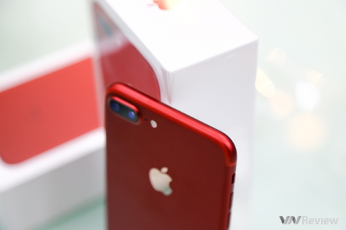 Trên tay iPhone 7 Plus màu đỏ đầu tiên tại Hà Nội, giá trên 24 triệu đồng Trên tay iPhone 7 Plus màu đỏ đầu tiên tại Hà Nội, giá trên 24 triệu đồng