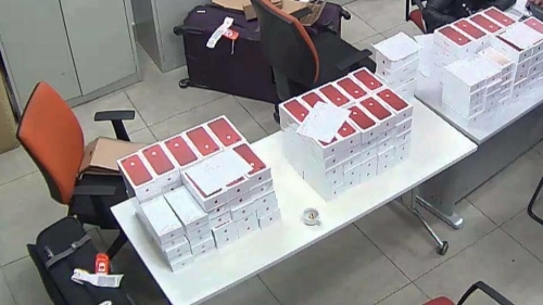 Tịch thu lô hàng iPhone màu đỏ nhập lậu trị giá cả tỷ đồng