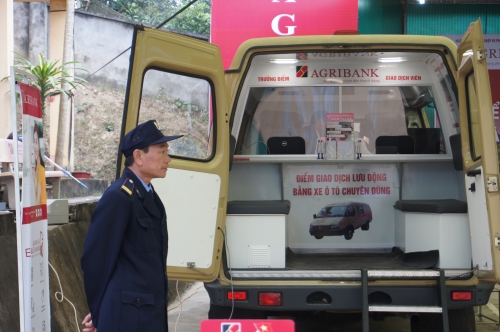 Agribank Sơn La: Ngân hàng trong ô tô...