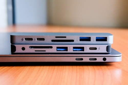 Bộ chuyển USB-C đa năng, nhỏ gọn cho máy tính Apple Bộ chuyển USB-C đa năng, nhỏ gọn cho máy tính Apple