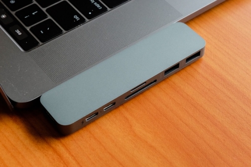 Bộ chuyển USB-C đa năng, nhỏ gọn cho máy tính Apple Bộ chuyển USB-C đa năng, nhỏ gọn cho máy tính Apple