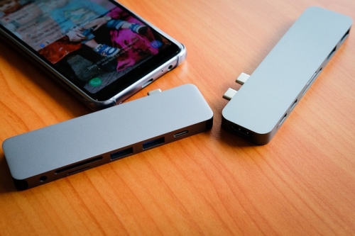 Bộ chuyển USB-C đa năng, nhỏ gọn cho máy tính Apple Bộ chuyển USB-C đa năng, nhỏ gọn cho máy tính Apple