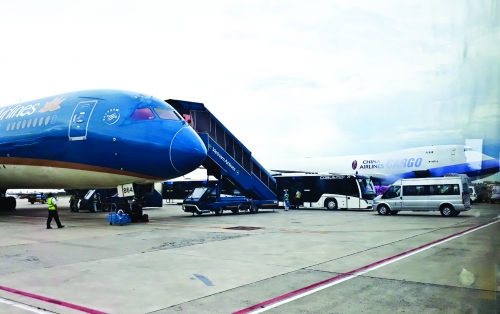 Cổ phiếu hàng không tiếp tục bay cao