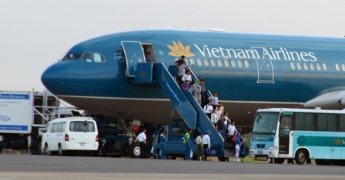 Máy bay Vietnam Airlines phải hoãn bay hơn 2 tiếng vì hành khách tự ý mở cửa thoát hiểm Máy bay Vietnam Airlines phải hoãn bay hơn 2 tiếng vì hành khách tự ý mở cửa thoát hiểm