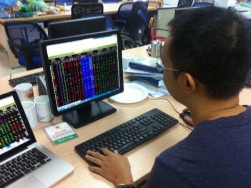 Thị trường vượt đỉnh sau 11 năm: Nhà đầu tư rất phấn khích nhưng vẫn dè dặt Thị trường vượt đỉnh sau 11 năm: Nhà đầu tư rất phấn khích nhưng vẫn dè dặt