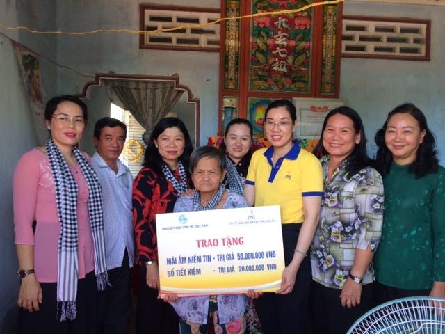 PNJ trao tặng mái ấm niềm tin pnj tang mai am niem tin so tiet kiem cho an nhan cua nu tuong nguyen thi dinh