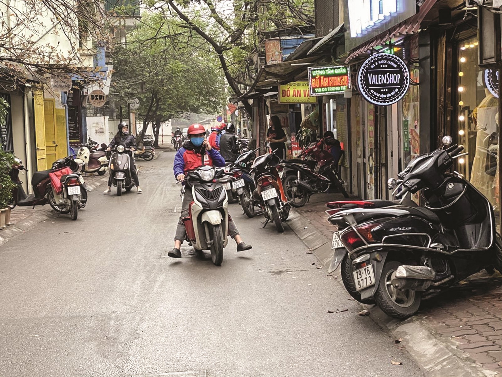 Trong mùa dịch, xe ôm chuyển hướng làm shipper Trong mùa dịch, xe ôm chuyển hướng làm shipper