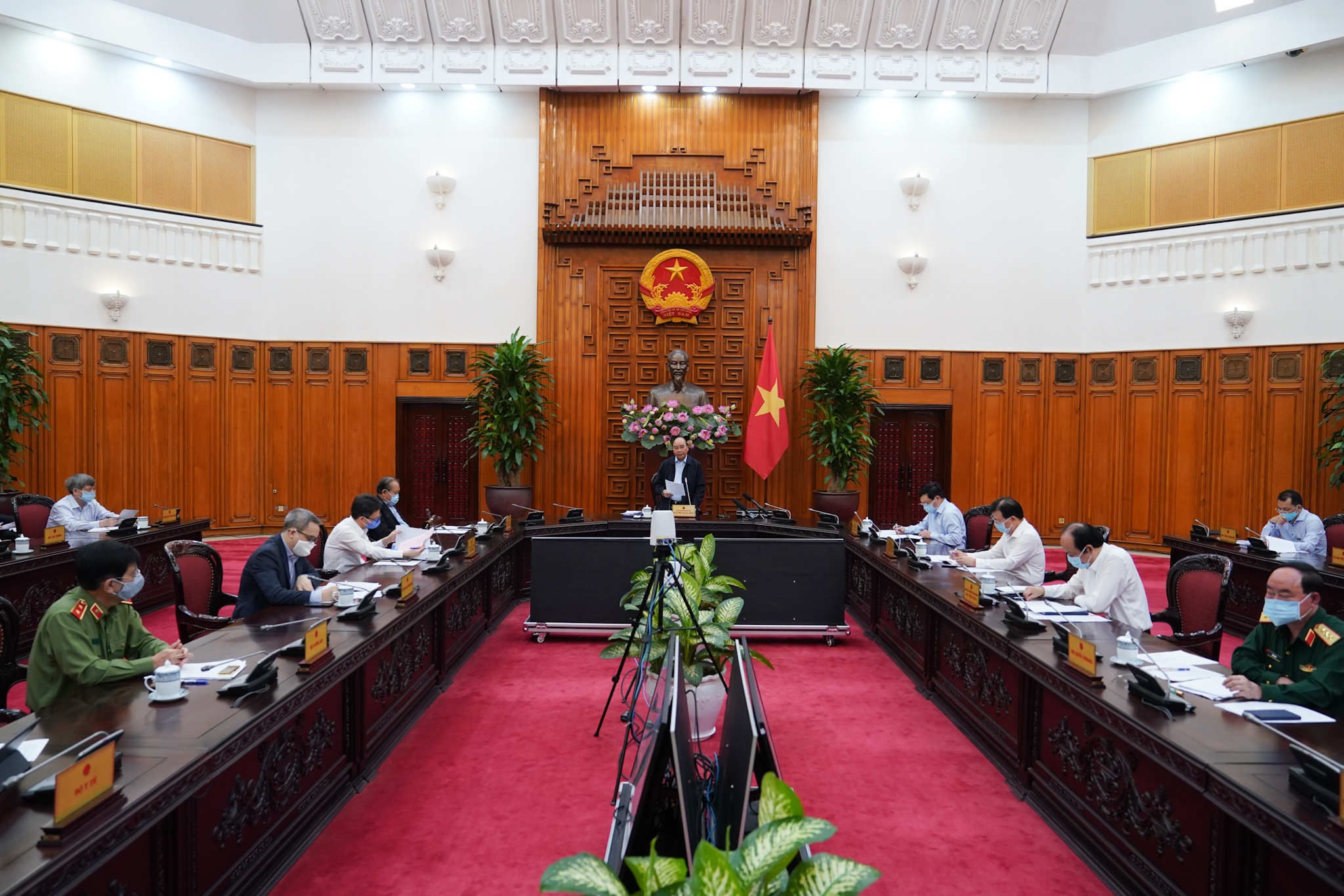 Thủ tướng: Tạm dừng mọi hoạt động hội họp, tập trung trên 20 người