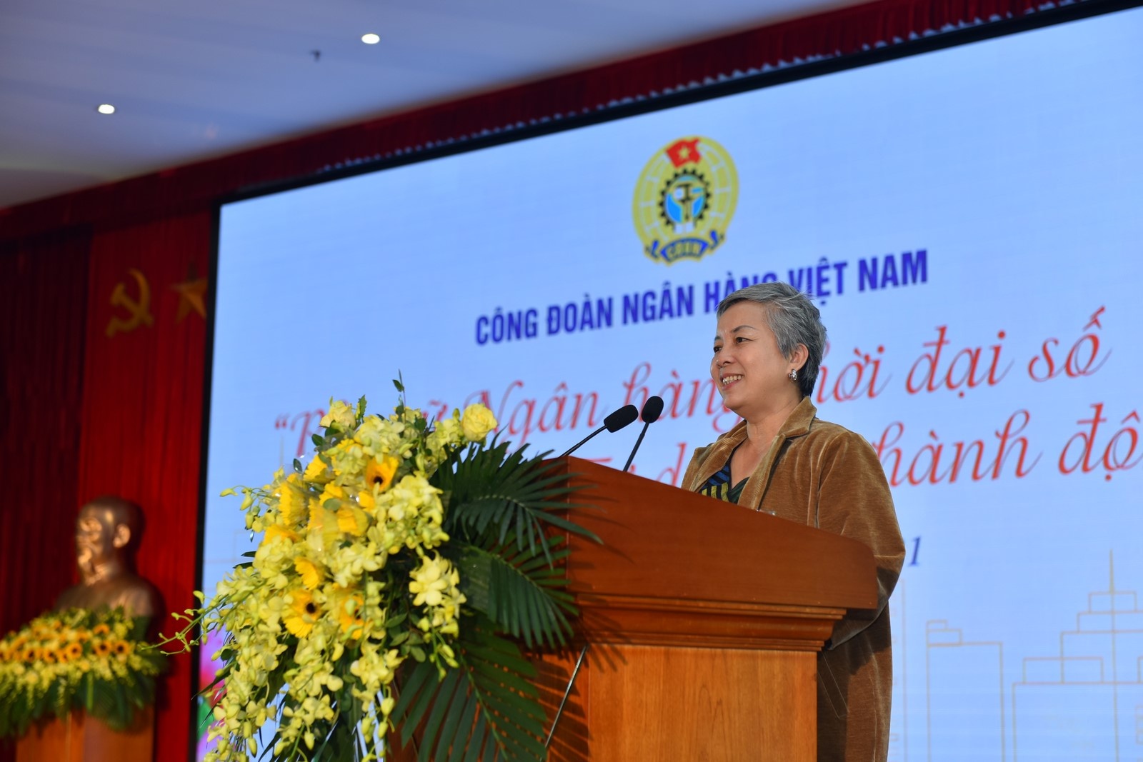 Phụ nữ ngành Ngân hàng “Giỏi việc ngân hàng, đảm việc nhà” phu nu nganh ngan hang gioi viec ngan hang dam viec nha