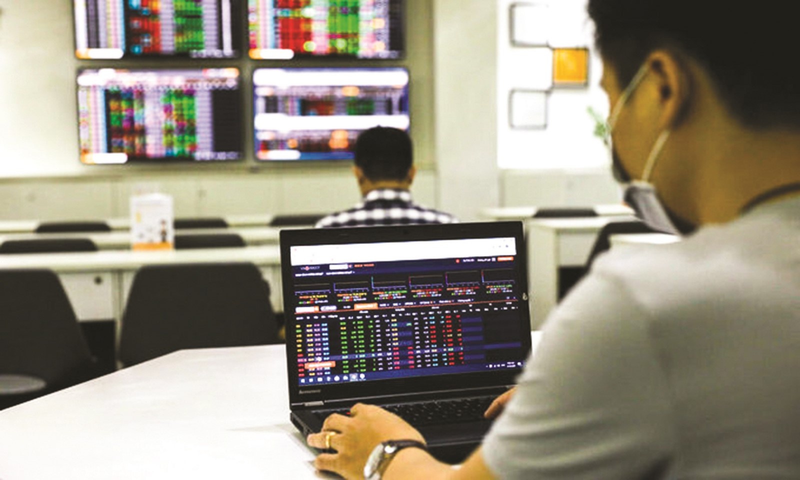 Nhà đầu tư bỏ vàng, sang chứng khoán, bất động sản nha dau tu bo vang sang chung khoan bat dong san