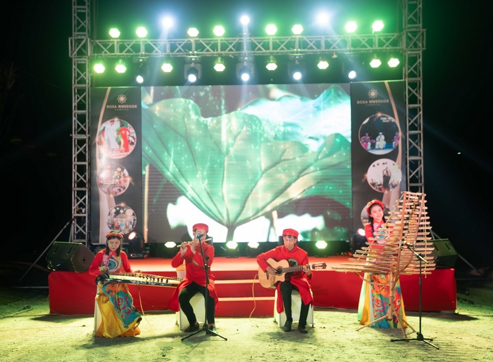 dem hoai pho giua long rosa riverside complex