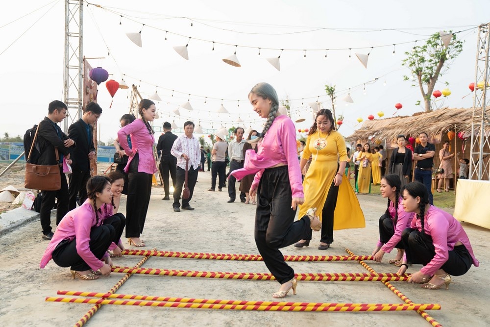 dem hoai pho giua long rosa riverside complex