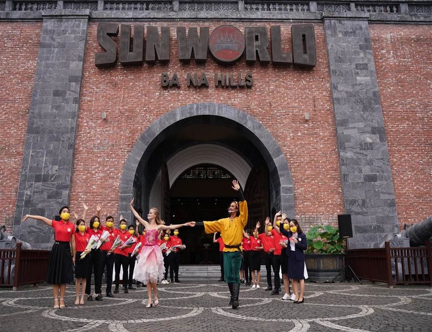 sun world ba na hills ron rang don khach ngay dau mo cua tro lai